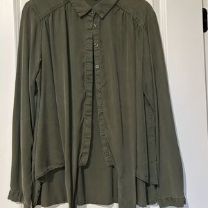 Velvet Heart olive green Button-Up Shirt
100% tencel. Like new